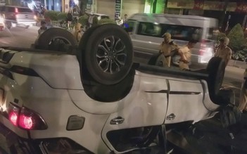 Ô tô lật ngửa trên đường, 4 người Đài Loan hú vía