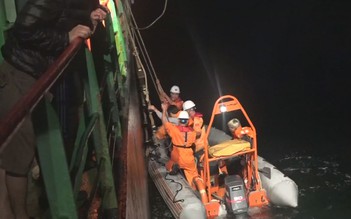 8 người bỏ tàu, lao xuống biển để thoát thân vì tai nạn