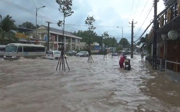 Phú Quốc mưa tầm tã ngày 30.4, nhiều tuyến đường ngập nặng