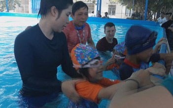 Khi trẻ khiếm thính học bơi