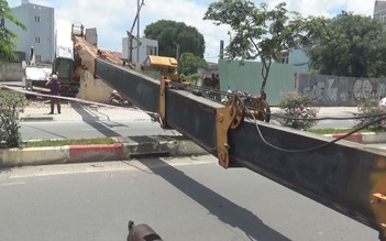 Thót tim vì cần cẩu “gục đầu” trên đại lộ Phạm Văn Đồng