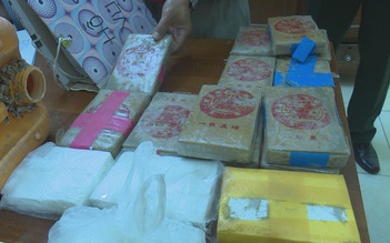 Cận cảnh "kho" heroin chữ Trung Quốc trong can nhựa trôi dạt trên biển Quảng Nam
