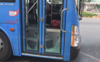 Kinh hoàng cảnh nhóm thanh niên cầm hung khí đập nát xe buýt ở TP.HCM