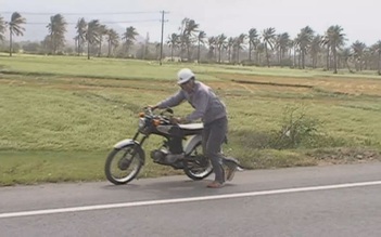 Đoạn đường ám ảnh với người đi xe máy bởi gió thốc kinh hoàng