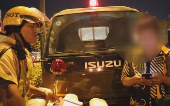Vợ Việt kiều Pháp cãi tay đôi với CSGT vì chồng uống 1 ly bia bị giam xe