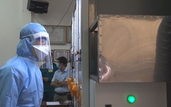 Bác sĩ chế tạo cabin lấy mẫu bệnh phẩm, ngăn lây lan virus corona