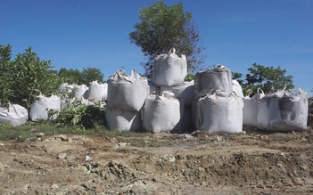Cận cảnh 28 tấn chất thải chở từ Ninh Bình đến Thanh Hóa đổ