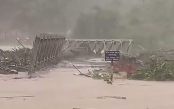 Kinh hoàng cầu sắt ở Kon Tum bị lũ cuốn trôi trong bão số 9