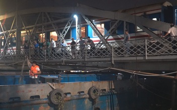 Phương pháp "lạ" giải cứu sà lan mắc kẹt dưới cầu đường sắt ở Đồng Nai