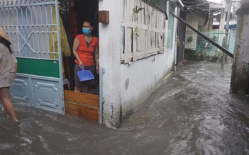 Mưa lớn ở Đà Nẵng: người dân khổ sở khóc vì nước ngập sâu vào nhà