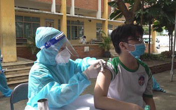 Những học sinh đầu tiên ở TP.HCM tiêm vắc xin Covid-19, mong sớm trở lại trường