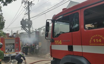 Cháy nhà giữa trưa ở Bình Chánh, dân ôm bình gas tháo chạy