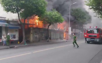 Nổ lớn, cửa hàng tranh ở trung tâm TP.HCM bốc cháy dữ dội