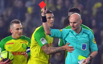 Trọng tài đá cầu thủ trong trận PSG thắng Nantes bị treo còi