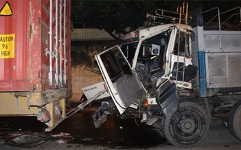 Xe tải bẹp dúm khi tông vào đuôi container, tài xế mắc kẹt trong cabin