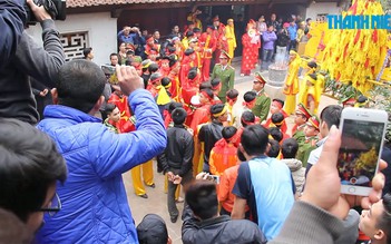 Hàng trăm thanh niên tranh cướp hoa tre tại hội Gióng