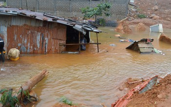 Sierra Leone chạy đua chôn cất nạn nhân lở đất