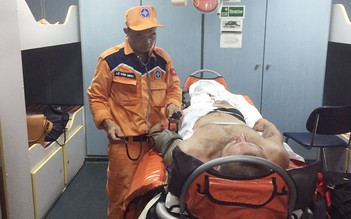 Vượt sóng dữ cứu thuyền viên Croatia bị dập tạng gần đảo Bạch Long Vĩ