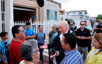 Tổng thống Trump ném khăn cho nạn dân ở Puerto Rico