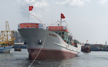 Hạ thủy tàu dịch vụ hậu cần nghề cá vỏ thép 'lớn nhất miền Trung'