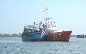 Tàu cá bị hỏng máy, 10 ngư dân Bình Thuận gặp nạn trên biển