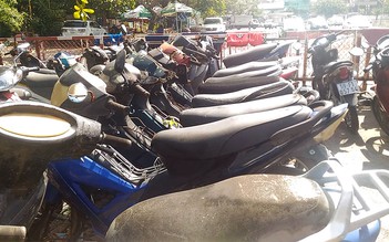 Hàng chục xe máy “thách thức” nắng mưa ở Ga Sài Gòn suốt 2 năm
