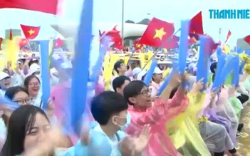 Biển người Quảng Ninh đội mưa mừng chiến thắng nhà vô địch Olympia