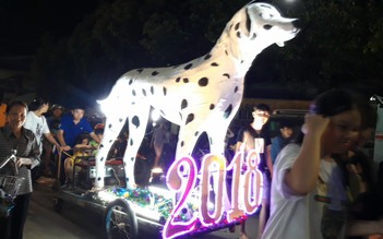 Chó, lạc đà, rồng khổng lồ... khuấy động đêm Trung thu biên giới