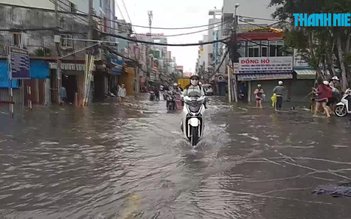 Thợ sửa xe kiếm tiền triệu nhờ Sài Gòn ngập nặng sau bão số 9