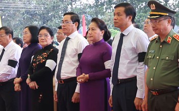 Chủ tịch Quốc hội viếng nghĩa trang liệt sĩ Đồi 82 ở huyện Tân Biên, tỉnh Tây Ninh