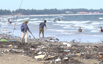 Kinh hoàng với lượng rác khổng lồ dạt vào Bãi Sau biển Vũng Tàu