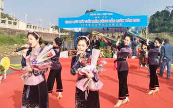 Thanh niên Việt Nam - Trung Quốc hát đối trên sông biên giới