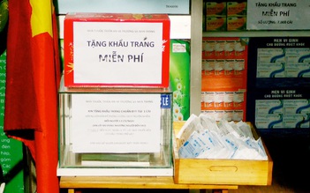 Một tiệm thuốc tây ở Nha Trang tặng 7.000 khẩu trang y tế cho người dân