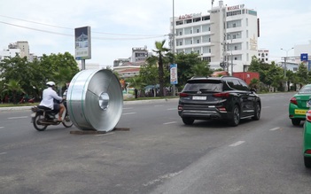 “Hung thần” xe đầu kéo làm văng 2 cuộn thép khủng xuống đường phố Đà Nẵng