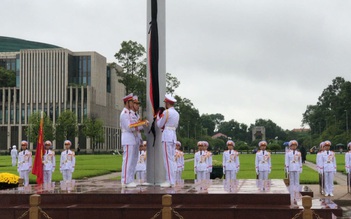 Quảng trường Ba Đình treo cờ rủ bắt đầu quốc tang nguyên Tổng bí thư Lê Khả Phiêu