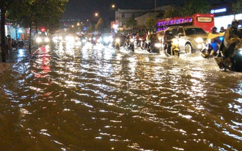 Lại bì bõm dắt xe khi đường phố TP.HCM ngập sau mưa lớn