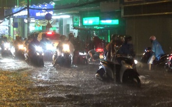 Khổ sở trên "con đường siêu ngập" Phan Huy Ích sau cơn mưa chiều muộn
