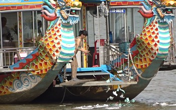 Phạt chủ thuyền vì để khách rải vàng mã xuống sông Hương