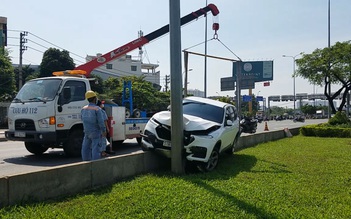 Nữ tài xế lái “xế hộp” găm chặt cột điện trên đại lộ Võ Văn Kiệt
