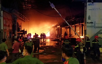 Khủng khiếp một công ty nhựa ở Hóc Môn bốc cháy dữ dội trong đêm