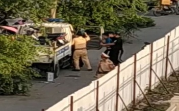 Xôn xao hình ảnh CSGT đánh túi bụi nam thanh niên ở Hà Nội