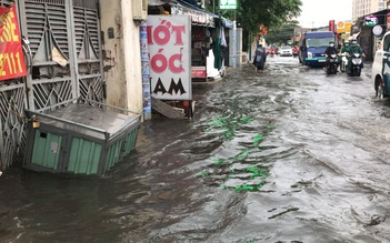 Người dân Sài Gòn khổ sở đi làm vì “đường thành sông” trong cơn mưa cực lớn