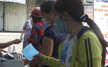Cận cảnh “phiếu đi chợ” ở TP.HCM ngày giãn cách xã hội chống Covid-19