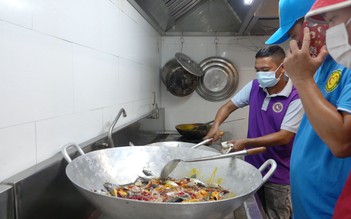 Gác việc riêng, những chàng trai Đà Nẵng kho hàng trăm kg cá nục thơm ngon gửi người TP.HCM