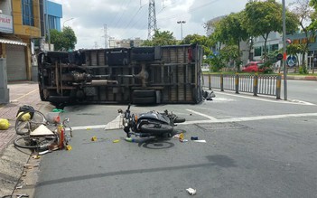 Xe tải chở gạo lật ngang sau va chạm xe máy và xe đạp, 1 người bị thương nặng