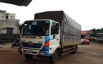 Phát hiện xe tải “luồng xanh” chở trái phép 3 người trong thùng xe ở Đắk Nông