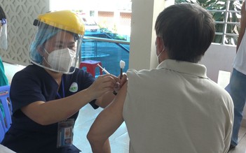 Người nhà nhân viên y tế an tâm tiêm mũi 2 vắc xin Covid-19