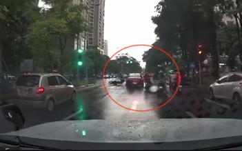 Ô tô “điên” tông hàng loạt xe máy đang dừng chờ đèn đỏ ở Hà Nội