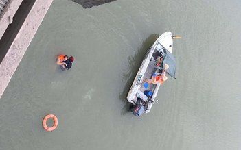 CSGT lao xuống sông cứu người phụ nữ nhảy cầu tự tử
