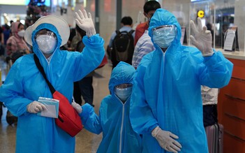 Sân bay Tân Sơn Nhất đông “quá sức tưởng tượng” vì người về quê ăn tết